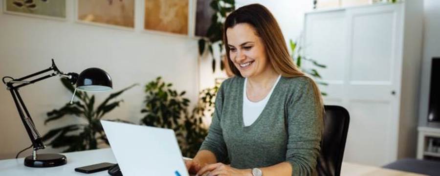 A person smiling at a computer

AI-generated content may be incorrect.