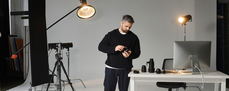 photographer-setting -up-his-gear