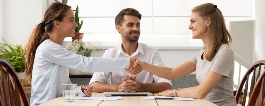 Signing contract sale of home