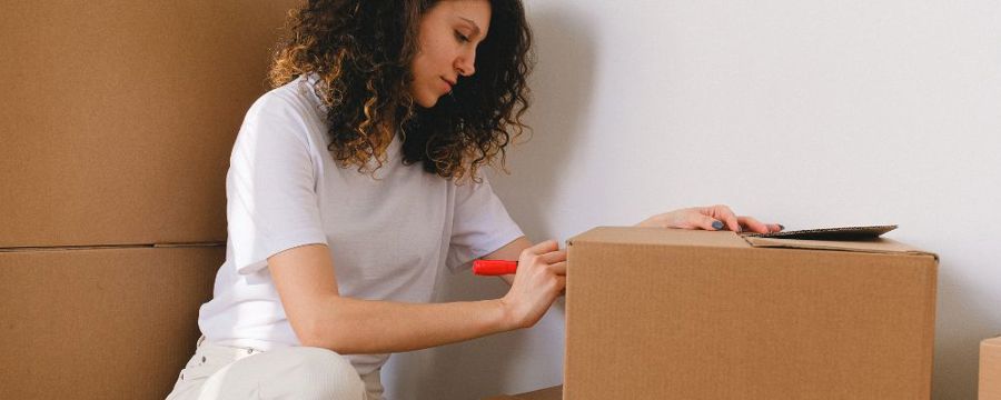 Packing boxes at home/labelling