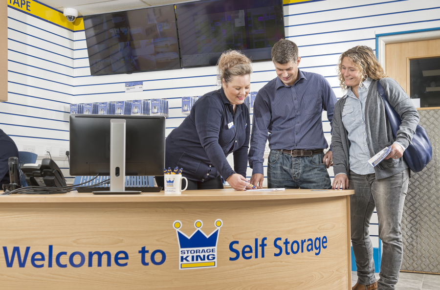 reception-staff-customers-2