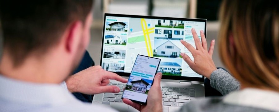 image-of-couple-looking-at-properties-and-calculating-their-stamp-duty-tax